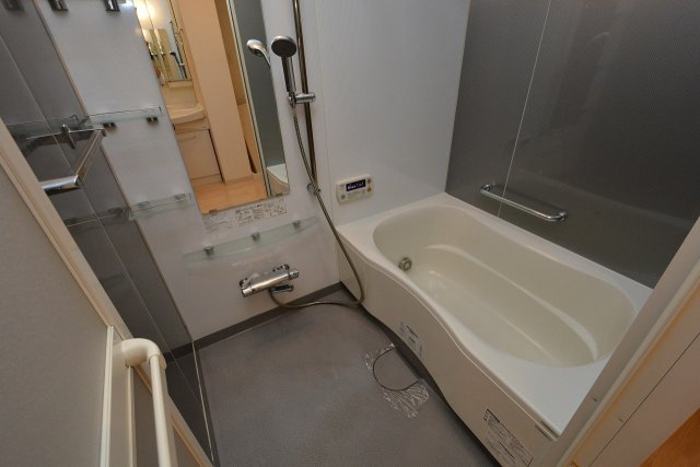バス・シャワールーム　浴室乾燥機付きで便利です！