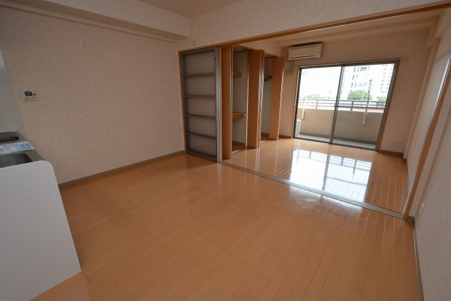 居室・リビング　エアコン付きで快適に過ごせます♪