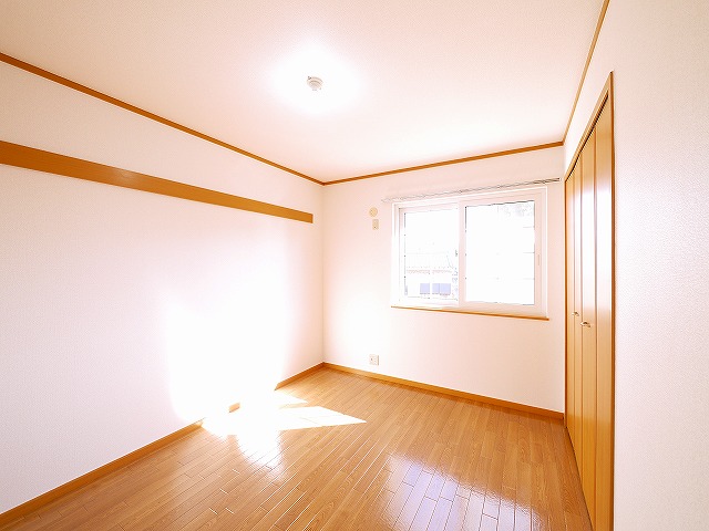 その他部屋・スペース　開放的な寝室です