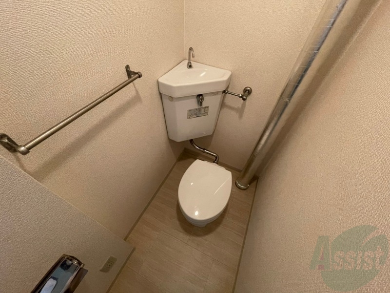 トイレ　トイレです。タオル掛けもついて便利ですね。