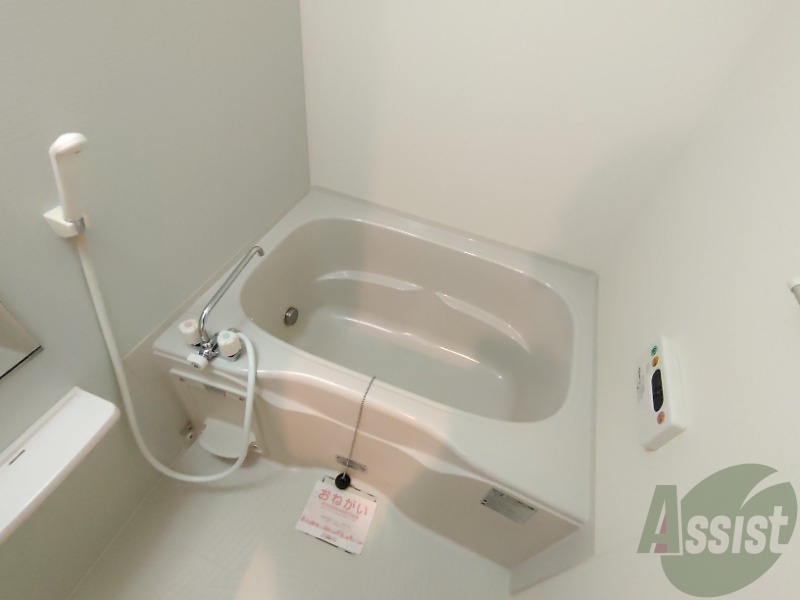 バス・シャワールーム　追い焚き機能付きですのでいつでも温かいお風呂に入れます。