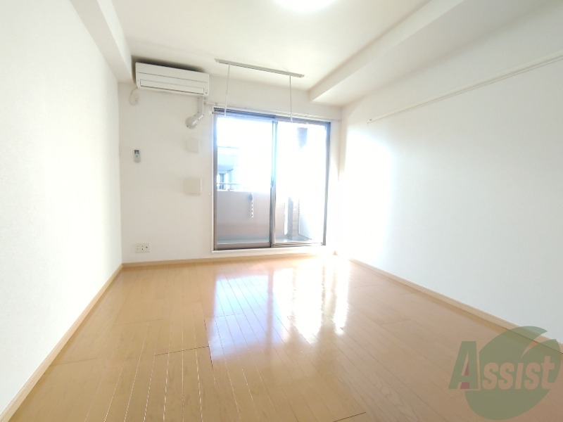 居室・リビング　こちらがリビングです。窓から陽が差し込んで明るいお部屋ですね