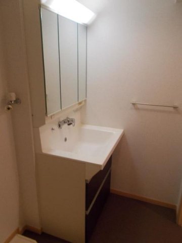 洗面設備　ゆったりとスペースのある洗面所