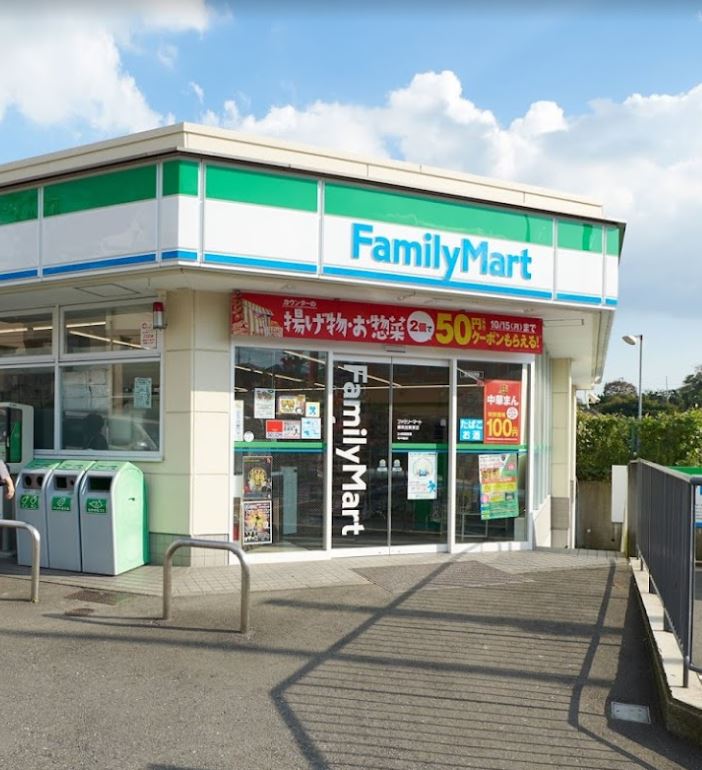 コンビニ　ファミリーマート 都筑加賀原店（コンビニ）まで586m