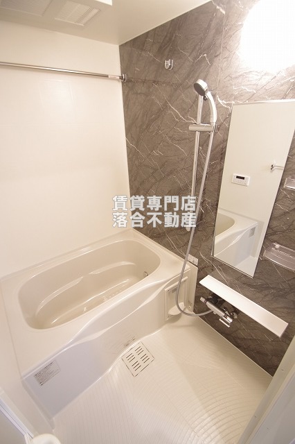 バス・シャワールーム　追い炊き機能、浴室乾燥機付き♪