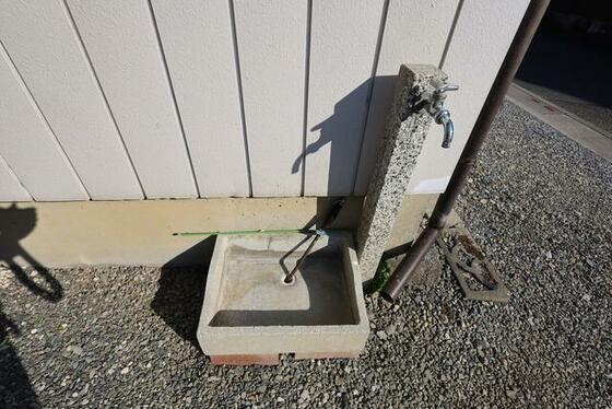 庭　外水栓付きで洗車も可能です