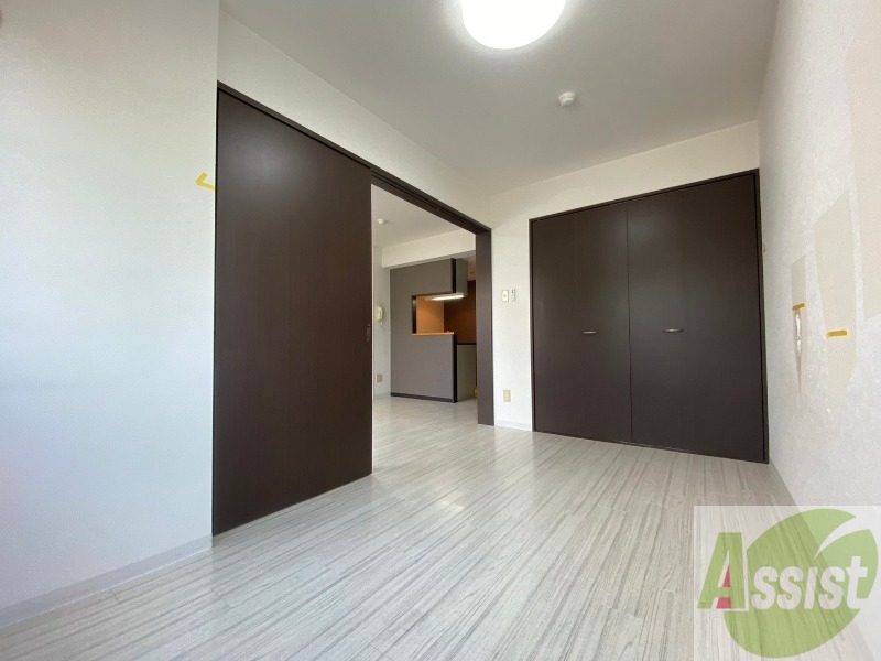 その他部屋・スペース　寝室はこちらです。光が差し込む、温かみのあるお部屋です。