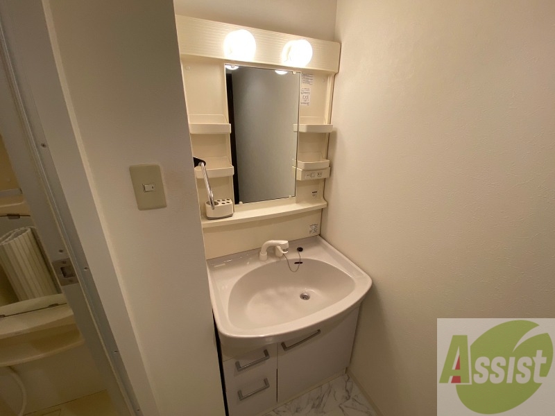 洗面設備　シャンプードレッサー。身支度はここでばっちりですね。