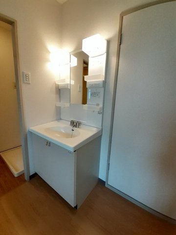 洗面設備　スペースが確保できる洗面所です