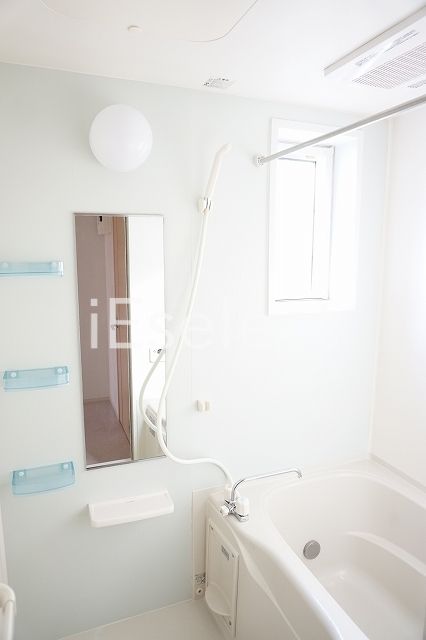 バス・シャワールーム　浴室乾燥機付きバスルームです