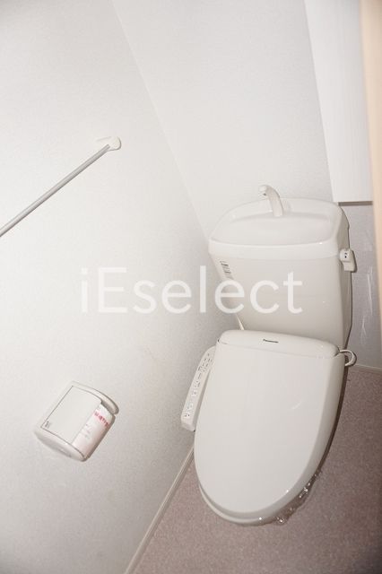 トイレ　温水洗浄便座付きのトイレです