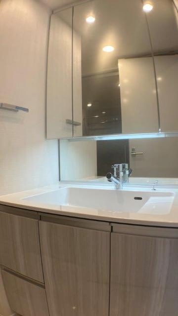 洗面設備　三面鏡付洗面化粧台