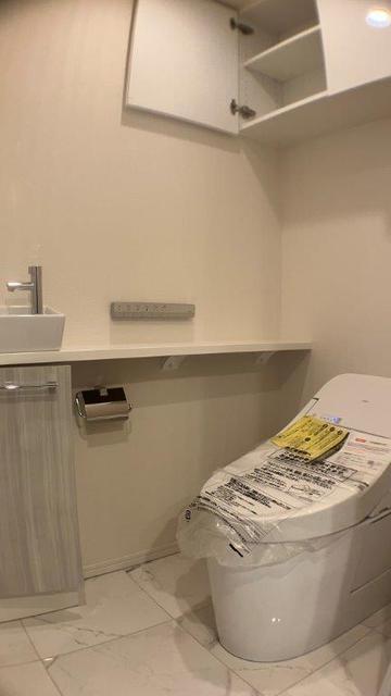 トイレ　温水洗浄暖房便座・手洗いカウンター付