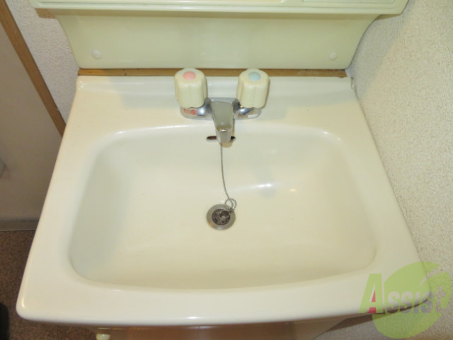 洗面設備　洗面台。朝の身支度はここでばっちり決めましょう。