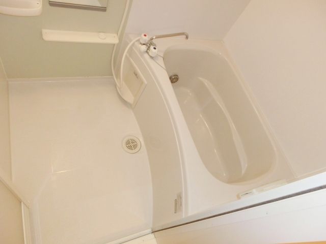 バス・シャワールーム　浴室乾燥機・追焚付きのバス。