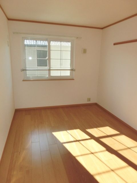 その他部屋・スペース　南側の明るい洋室です。