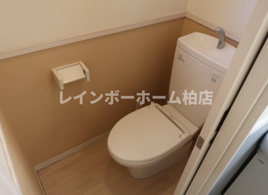 トイレ　落ち着いた色調のトイレです