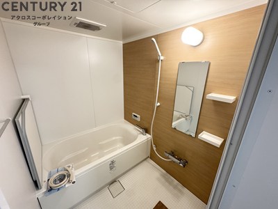 バス・シャワールーム　風呂蓋つきで、機能的なバスルームです。