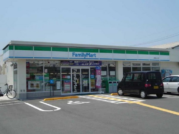 コンビニ　ファミリーマート鳥取緑ヶ丘店（コンビニ）まで1034m