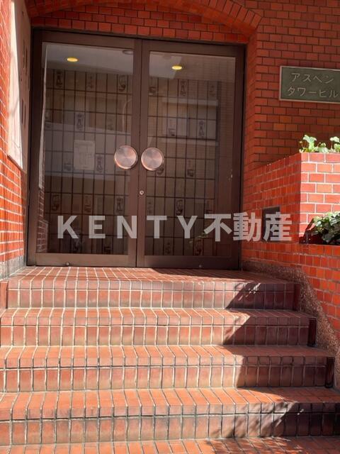 エントランス　落ち着いたエントランスです