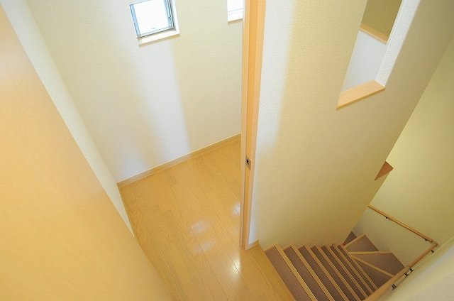 玄関　らせん階段下が玄関です