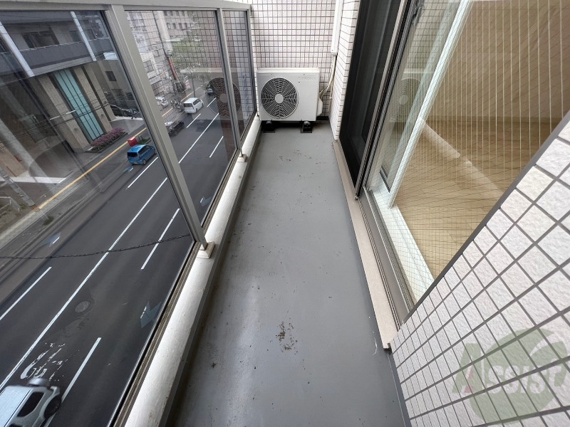 バルコニー　バルコニーは幅があり、広い印象を受けました。