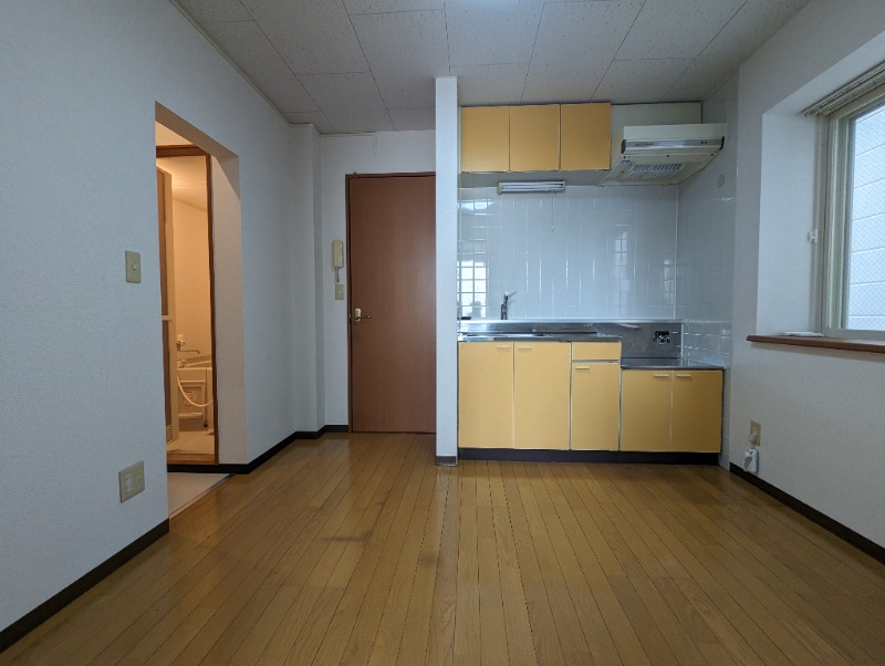 居室・リビング　退去予定につき同タイプ別号室の画像です。