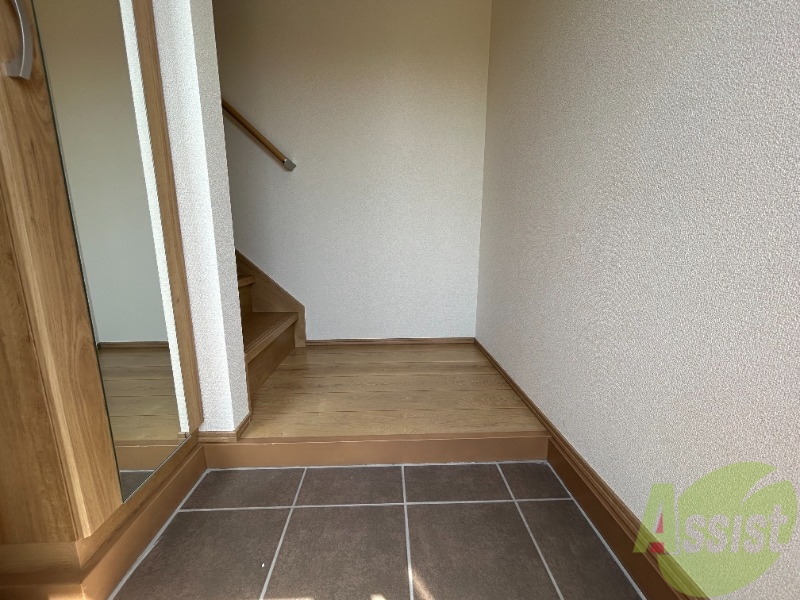 玄関　玄関も広く、室内に階段があるため来客時も安心です。