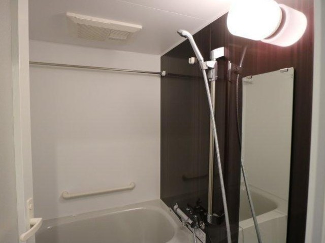 バス・シャワールーム　清潔感のあるバスルーム