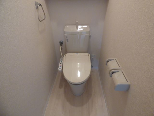 トイレ　トイレです。温水洗浄便座。収納あります