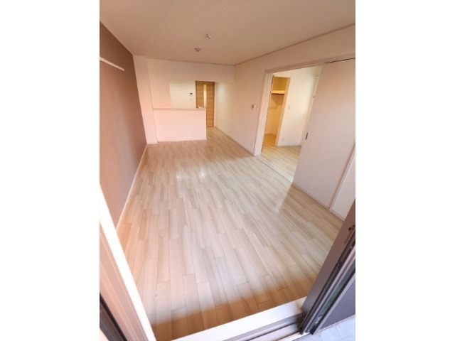 居室・リビング　１２．７帖の広々としたリビングルーム