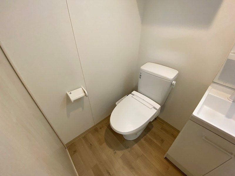 トイレ　※他号室の参考写真となります