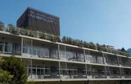 小学校　千代田区立富士見小学校（小学校）まで327m