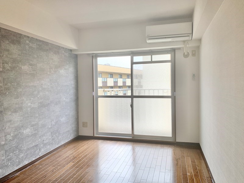 居室・リビング　アクセントクロスの洋室