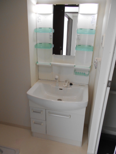 洗面設備　独立洗面化粧台です