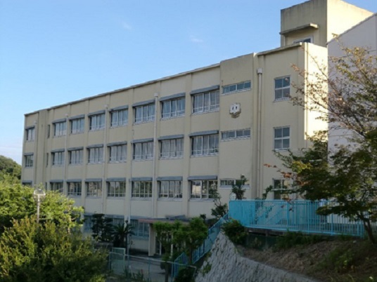 中学校　神戸市立高倉中学校（中学校）まで1894m
