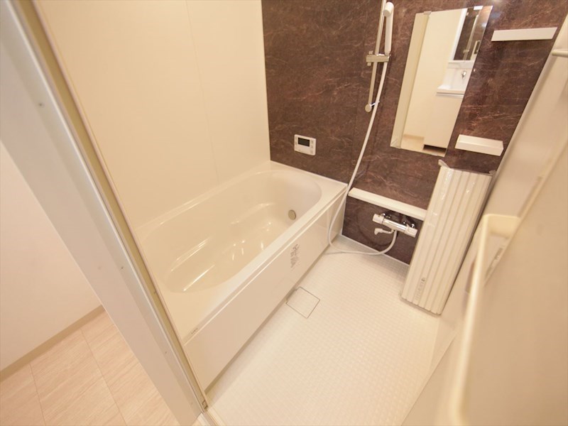 バス・シャワールーム　浴室暖房乾燥機付　追い焚き・オートバス機能付お風呂