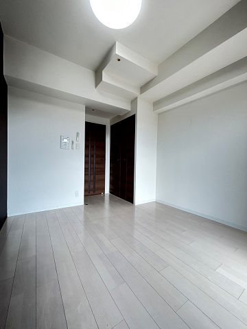 その他部屋・スペース　落ち着いた色調の寝室です