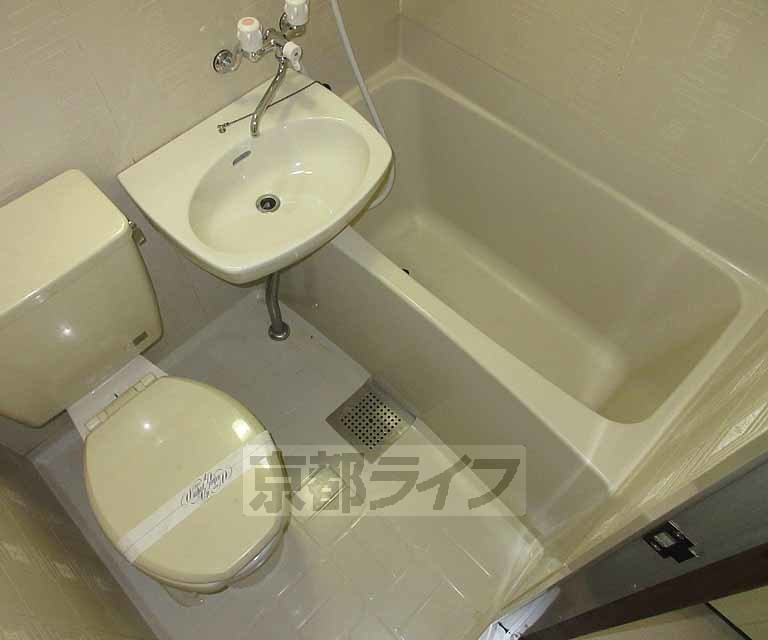 バス・シャワールーム　洗面台とトイレが一緒になったバスルームです！