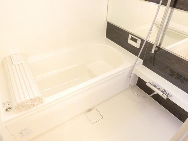 バス・シャワールーム　浴室乾燥機、追焚機能付の広々バスルーム！