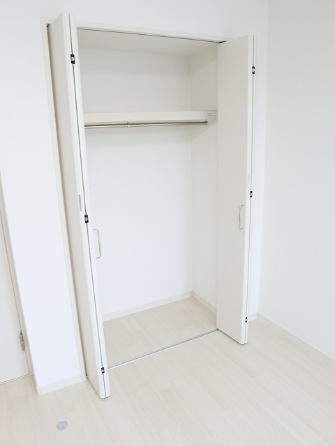収納　落ち着いた色調の洋室です