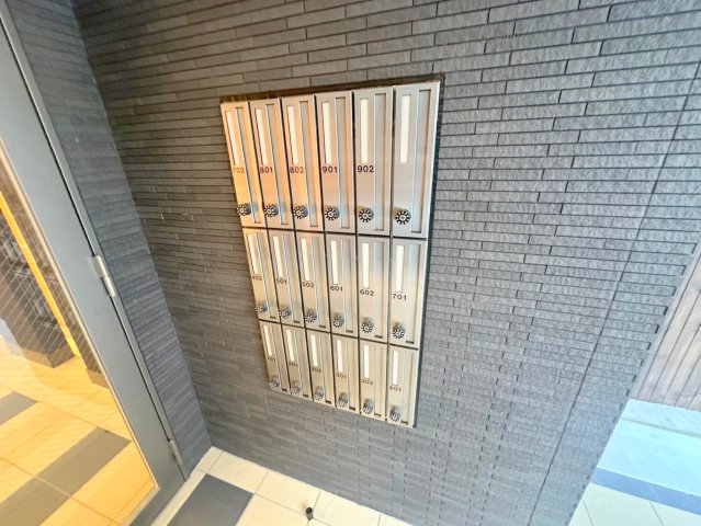 ロビー　ロビーにある各部屋毎のメールボックス。