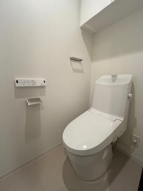 トイレ　落ち着いた色調のトイレです