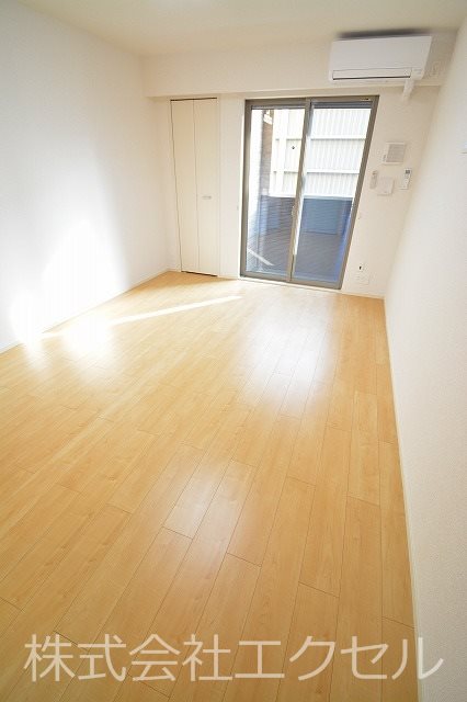 居室・リビング　エアコン付きのきれいなお部屋です。