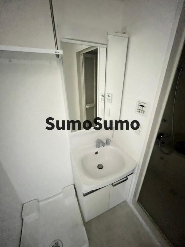 洗面設備　明るい洗面所です