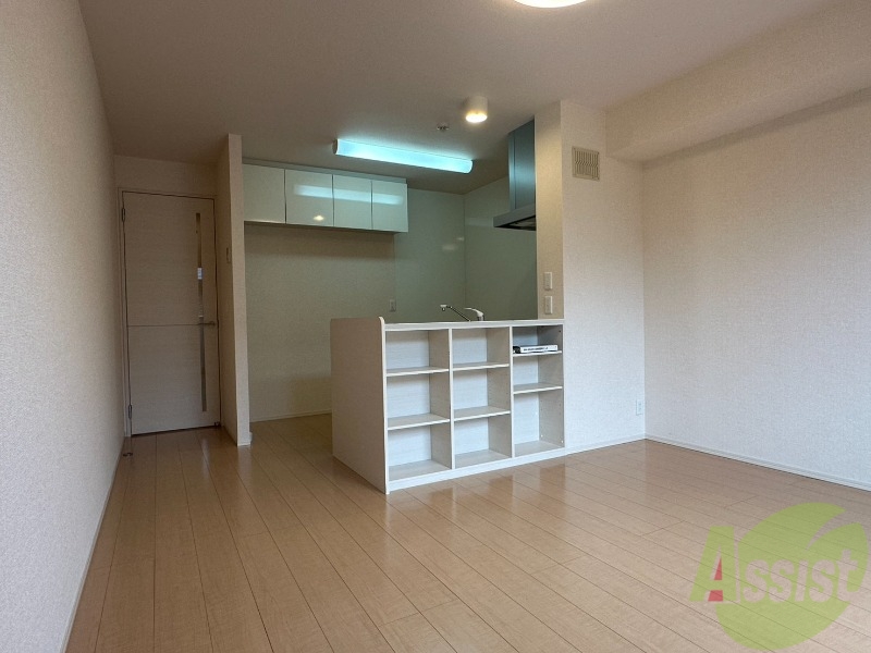居室・リビング　白を基調とした綺麗なお部屋ですね。日当たりも良好です