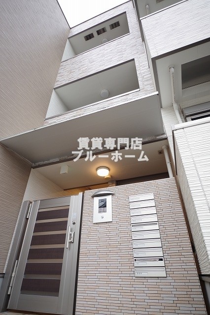 建物外観　木造3階建ての綺麗な物件！