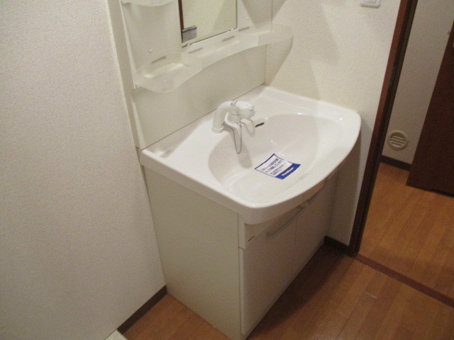 洗面設備　女性に嬉しい独立洗面台です