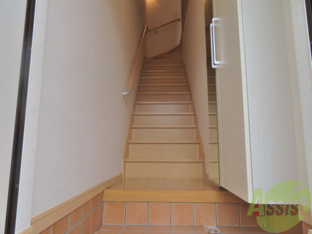 玄関　玄関から撮影しました。階段も急すぎないので上りやすいですよ。