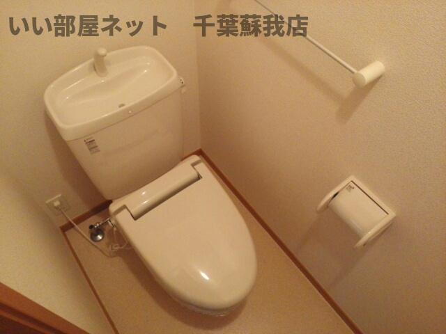 トイレ　落ち着いた色調のトイレです